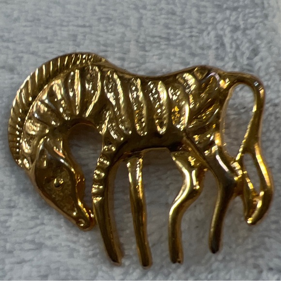 Zebra Brooch Pin Unmarked Gold Tone - Picture 12 of 12